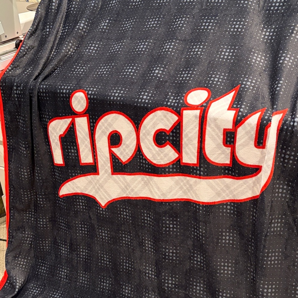 Portland Trailblazers rip city fleece blanket. Blazers NBA fans EUC exclusive